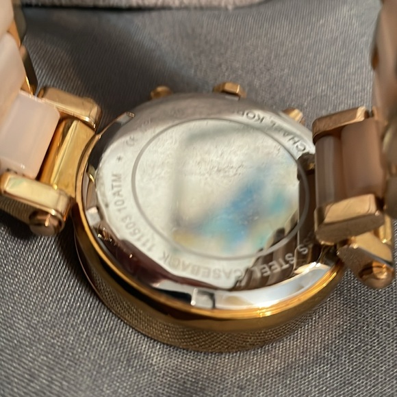 MICHAEL KORS ROSE GOLD WATCH - Picture 3 of 3